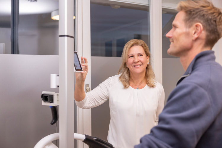 Gespräch mit Teilnehmer Doreen Alfred vom Bodymed Center Friedrichshafen - Dr. A. Kirsner im Gespräch mit einem männlichen Teilnehmer.