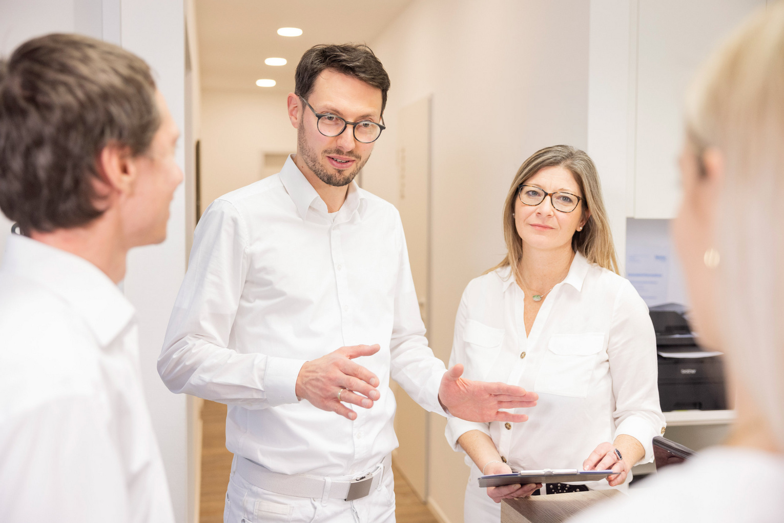 Praxisteam Diabetespraxis Bodensee im Gespräch Ärzteteam in einer Diabetespraxis unterhält sich