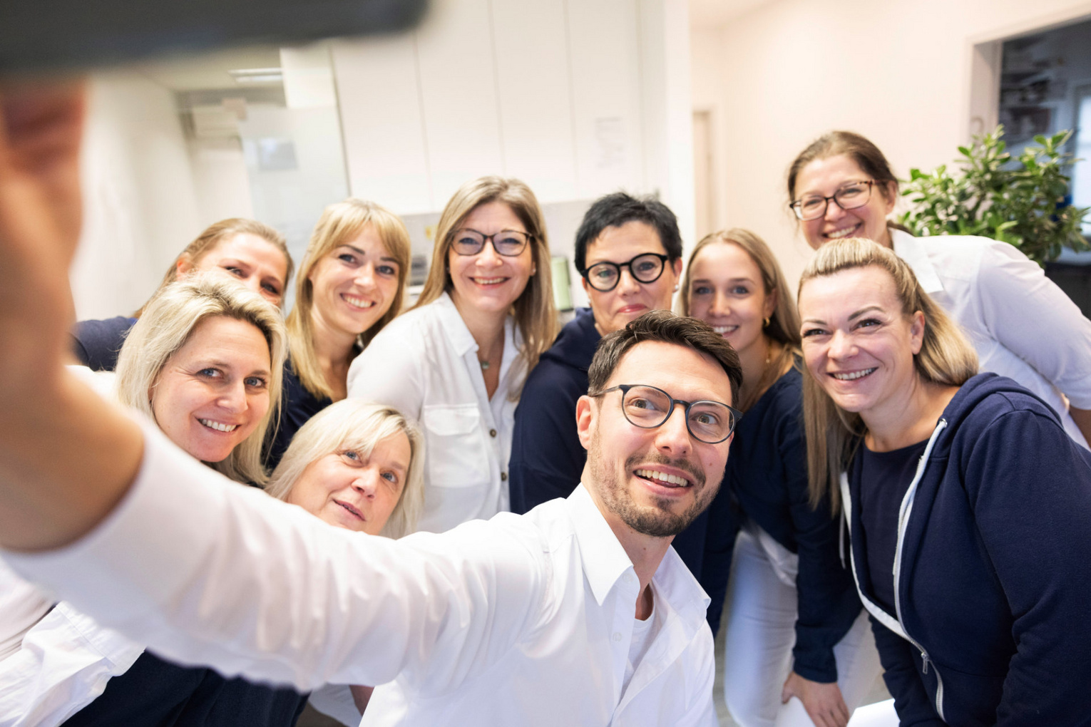 Selfie des Team der Hausarztpraxis Dr. Kirsner Team der Hausarztpraxis Dr. Kirsner macht ein Selfie gemeinsam.