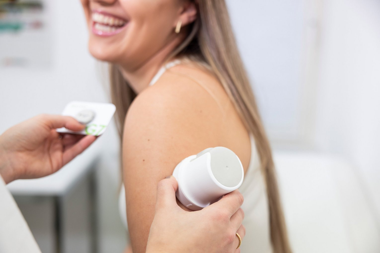 Diabetespraxis Bodensee CGM Messung Schulter Schulter einer Patientin bei Insulinmessung über CGM Gerät